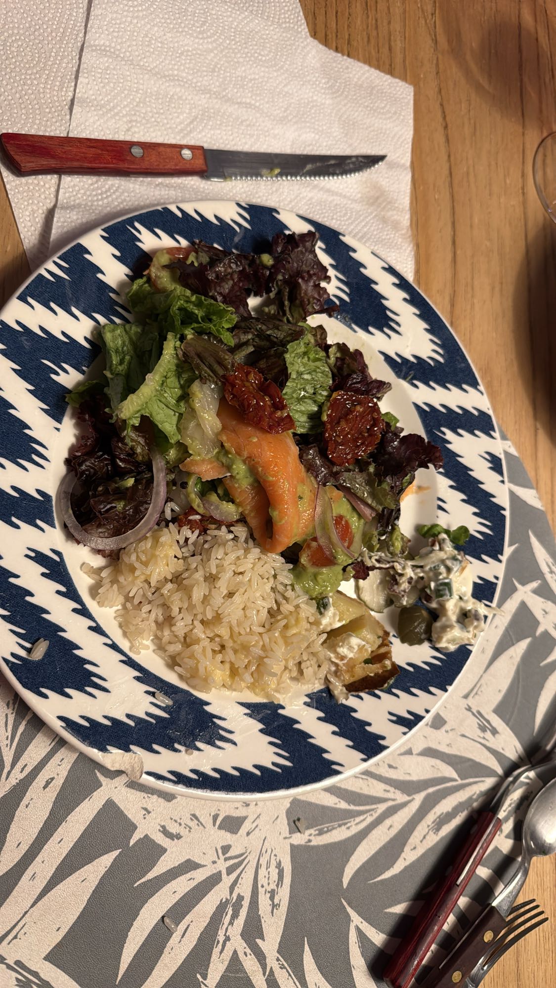 ensalada con arroz y salmón