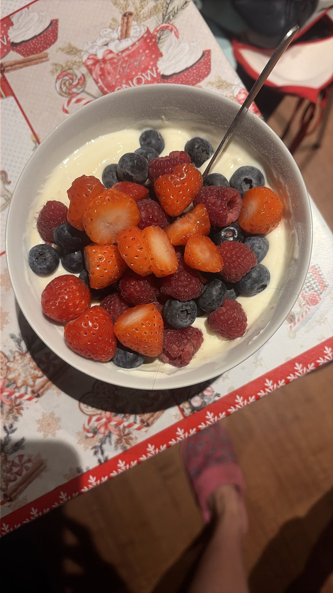 Iaurt grecesc cu pudră proteică și fructe de pădure