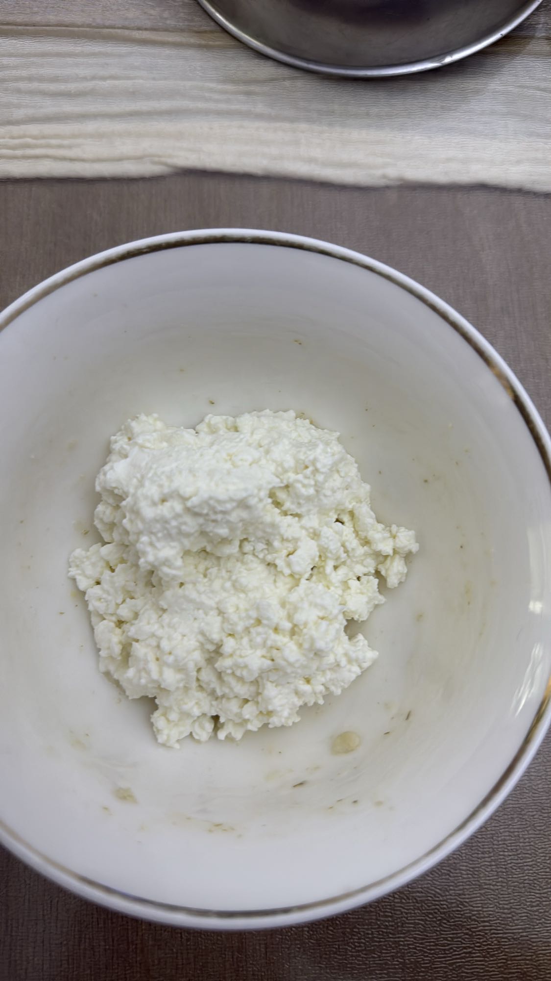 творог в миске