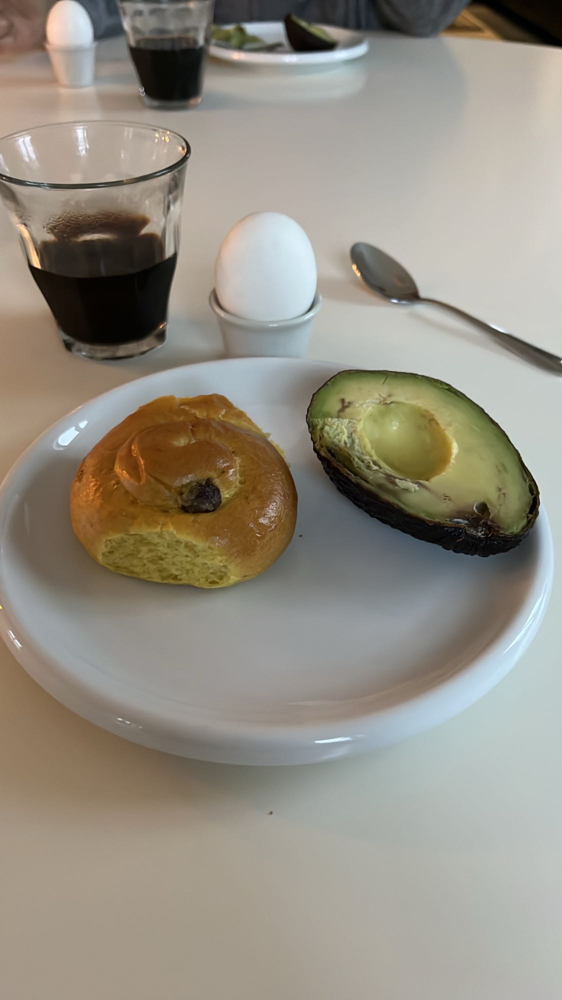 Frukost med ägg & avokado