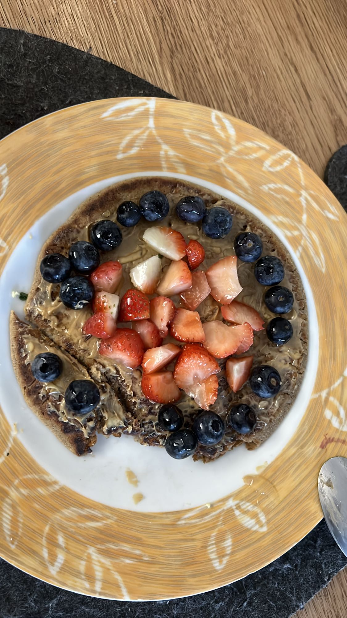 Meyveli fıstık ezmeli pankek