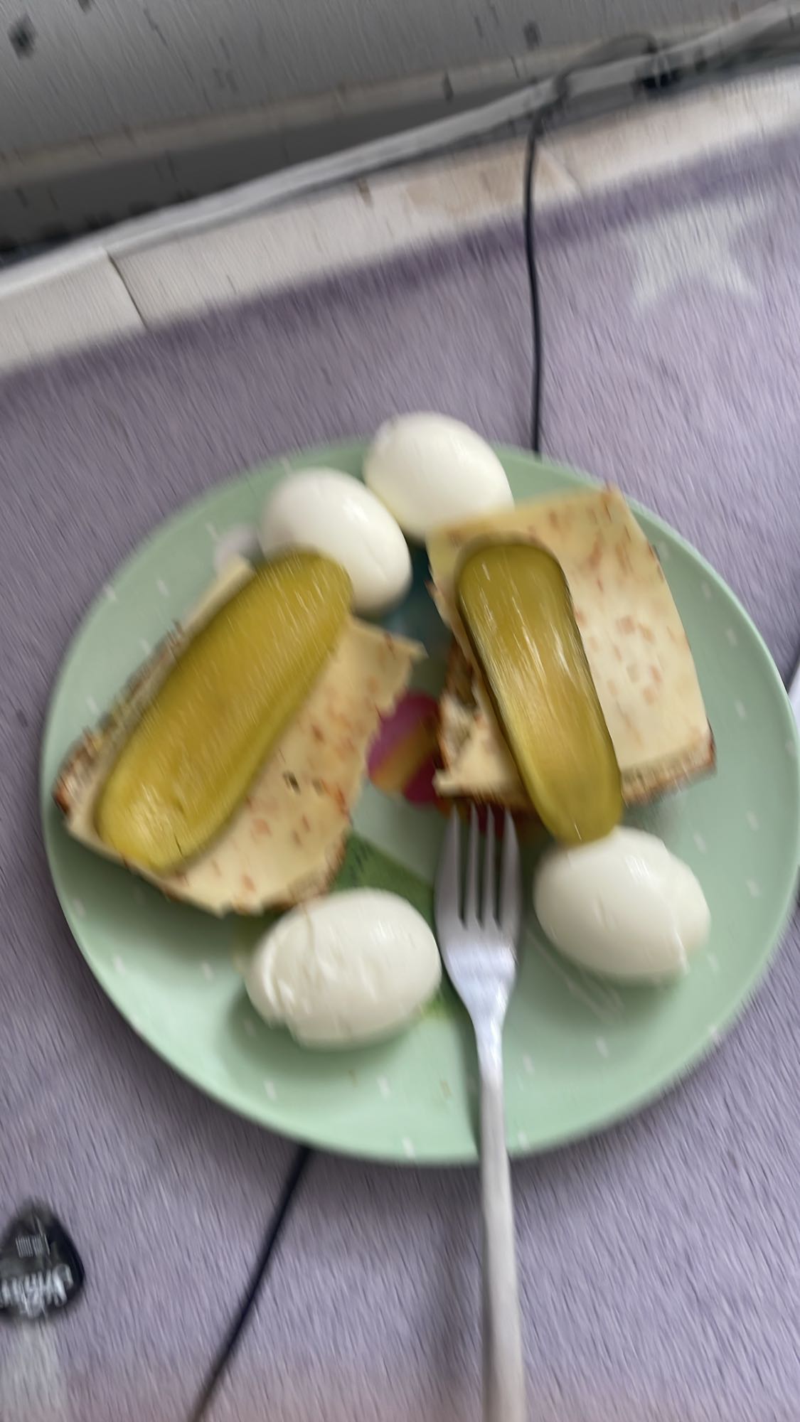 Jajka z kanapkami i ogórkiem