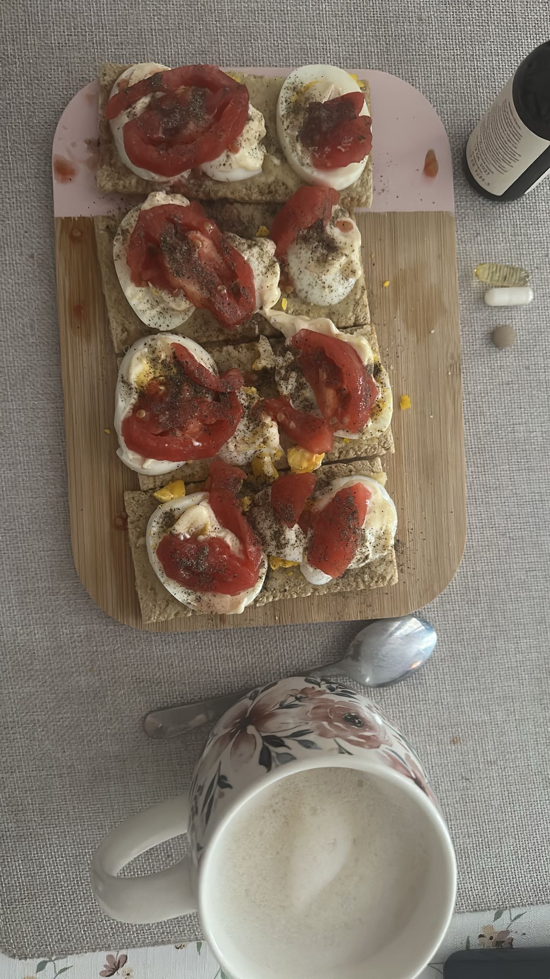 Jajka na chrupkim pieczywie