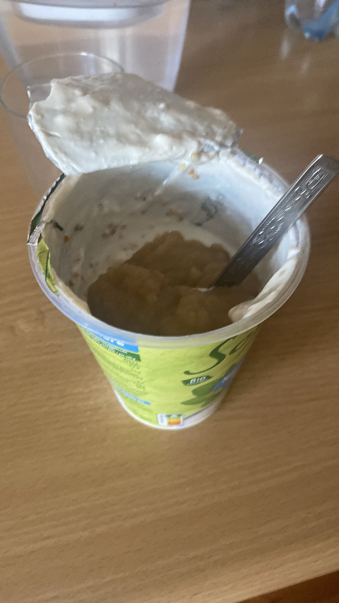 jogurt z musem jabłkowym