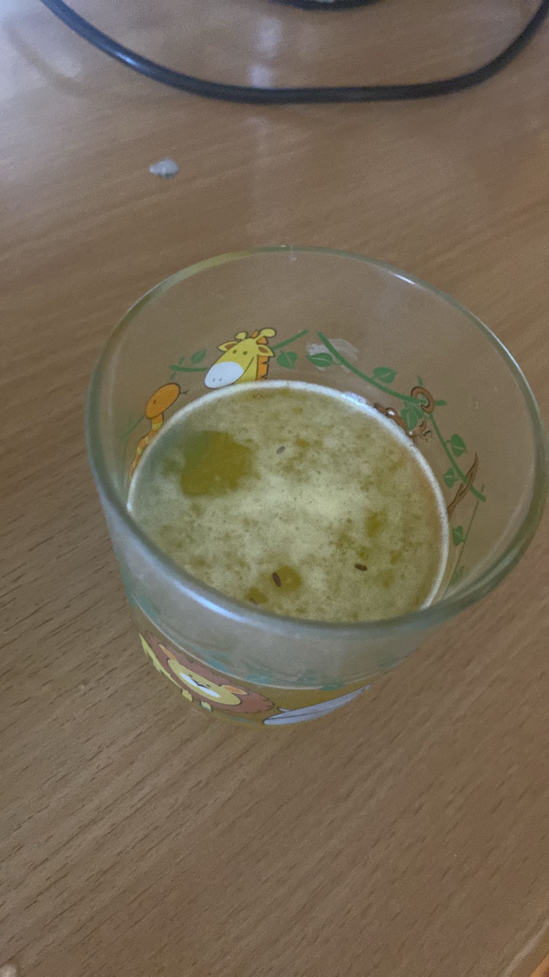 szklanka bulionu z tłuszczem