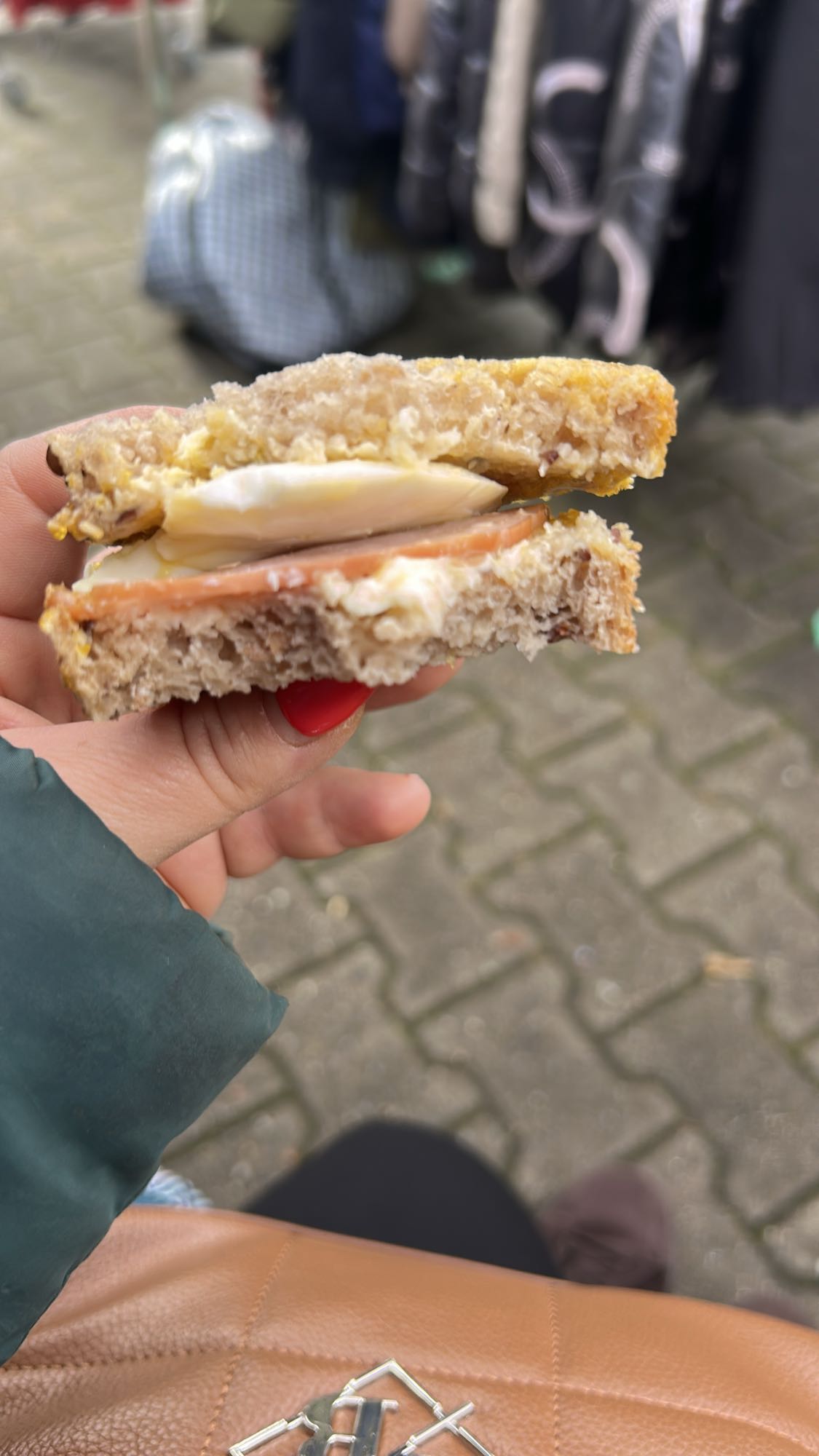 Kanapka z serem i szynką