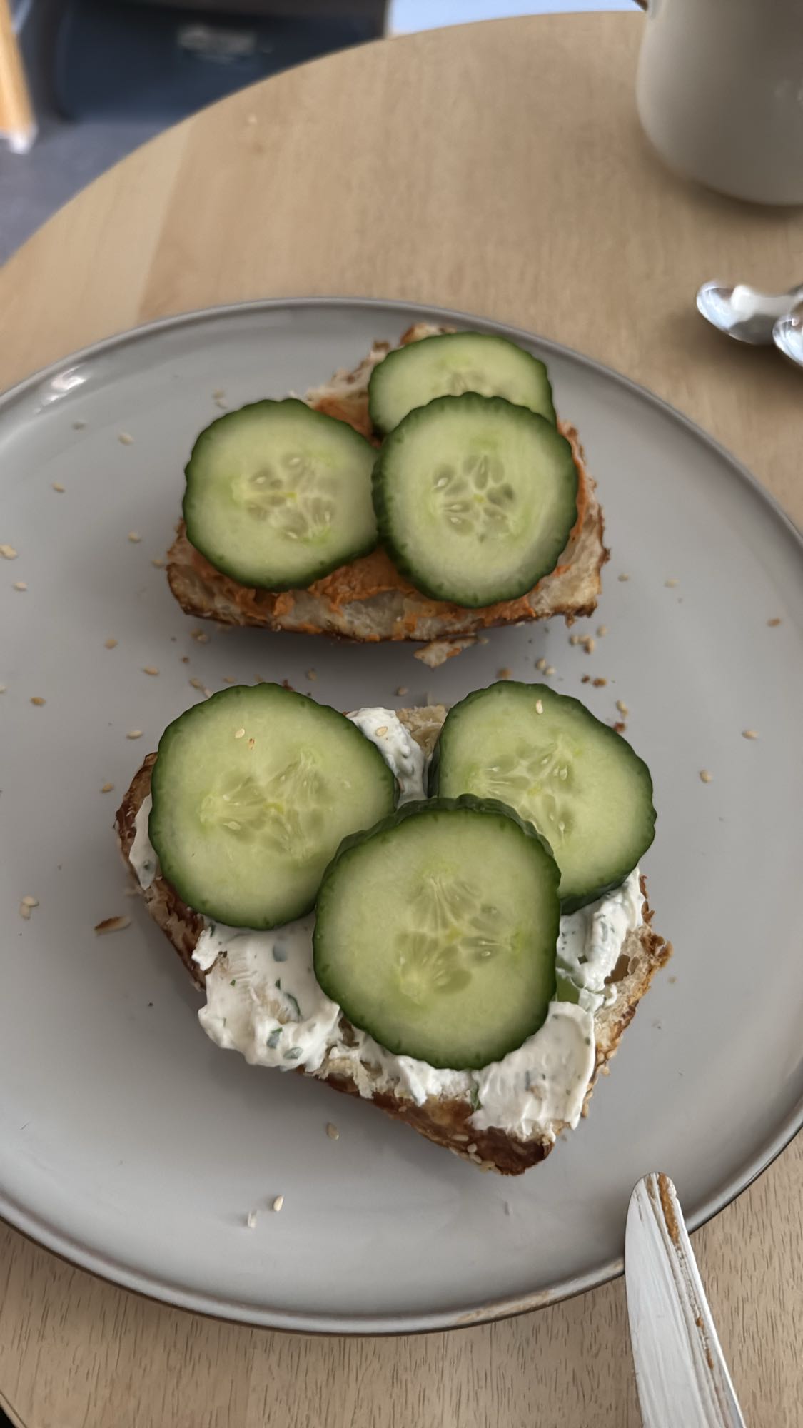 Laugenblätterteigbrötchen mit Frühlingsquark, Tomaten-Gemüseaufstrich und Gurke
