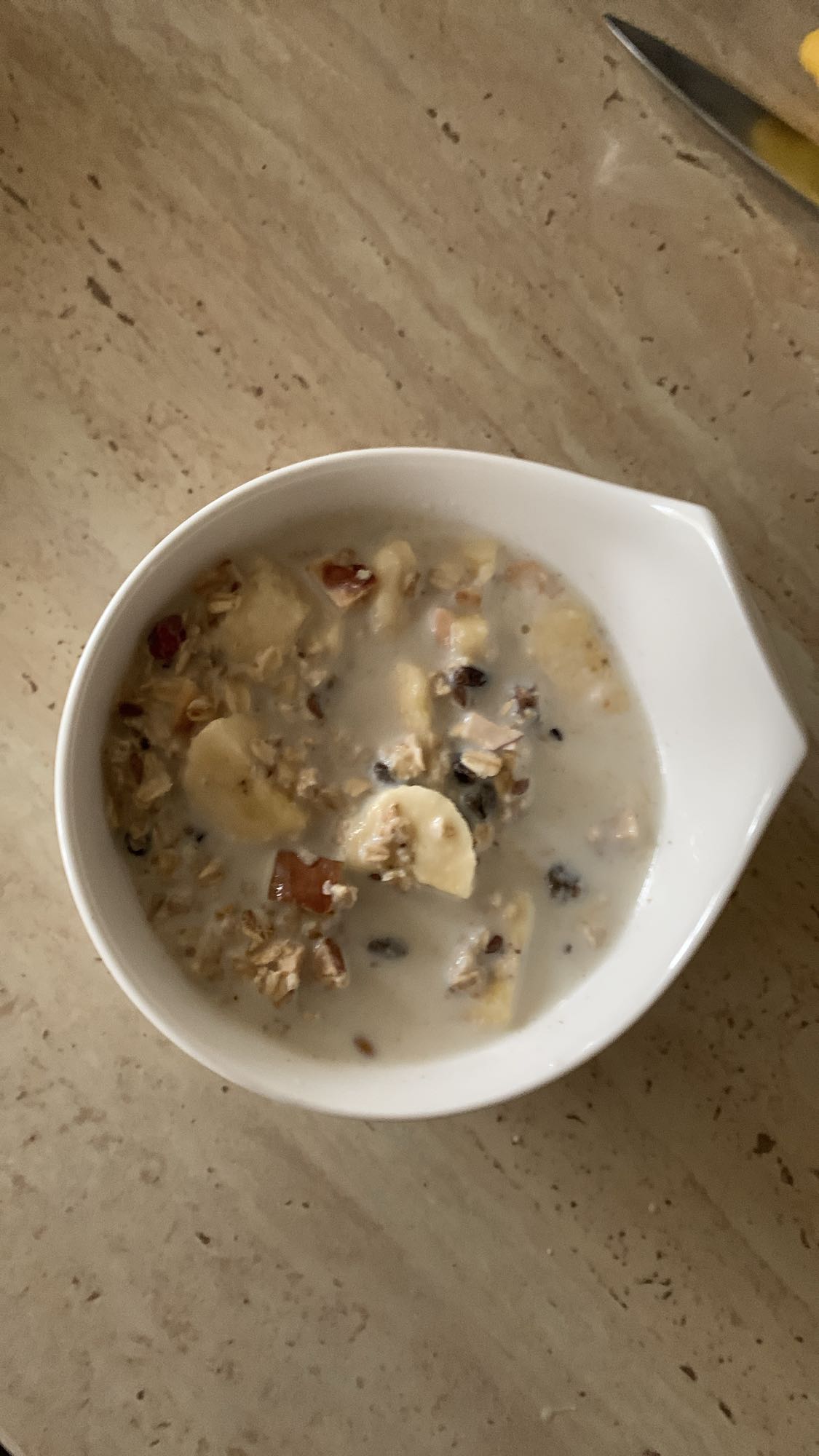 Owsianka z bananem i orzechami