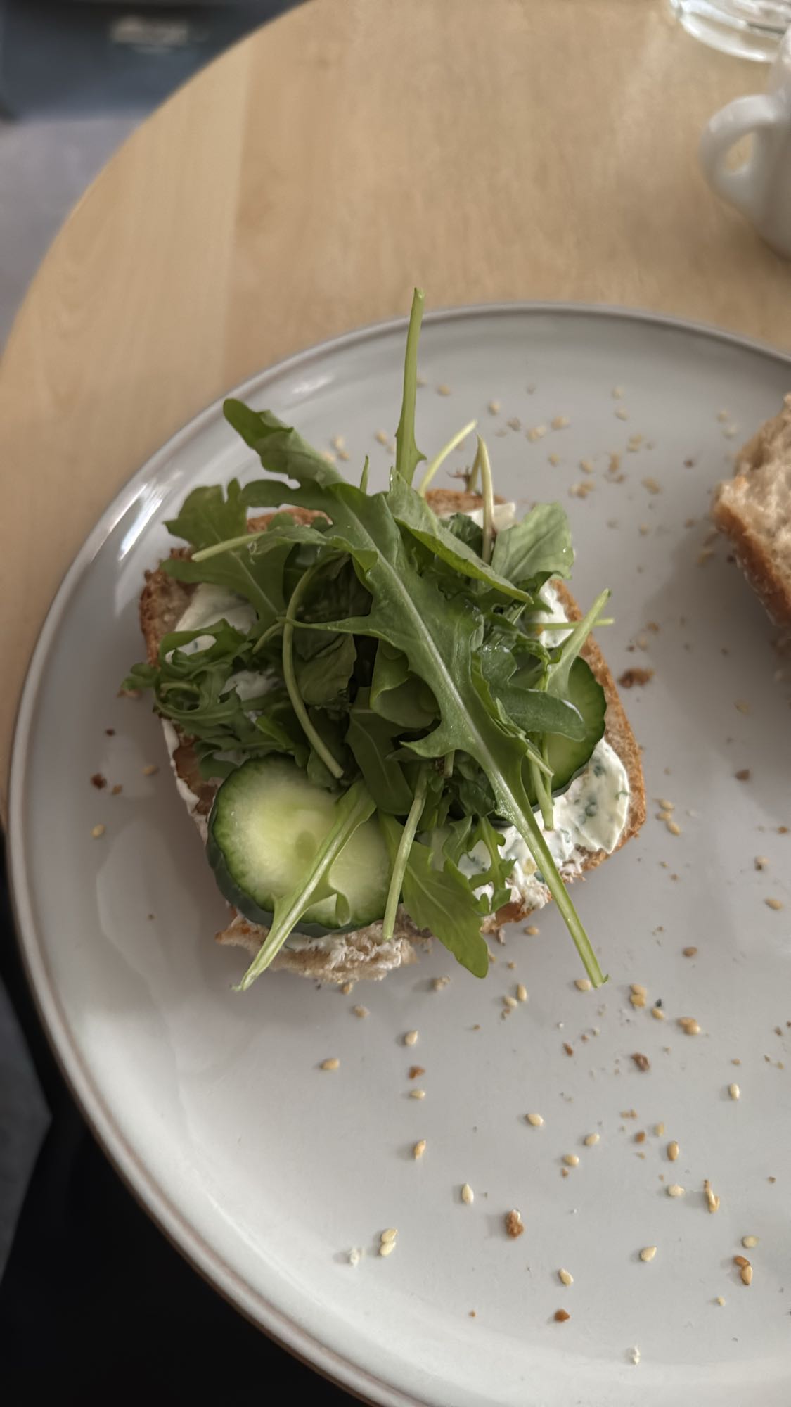 1/2 Vollkornbrötchen mit Frühlingsquark, Gurke und Rucola