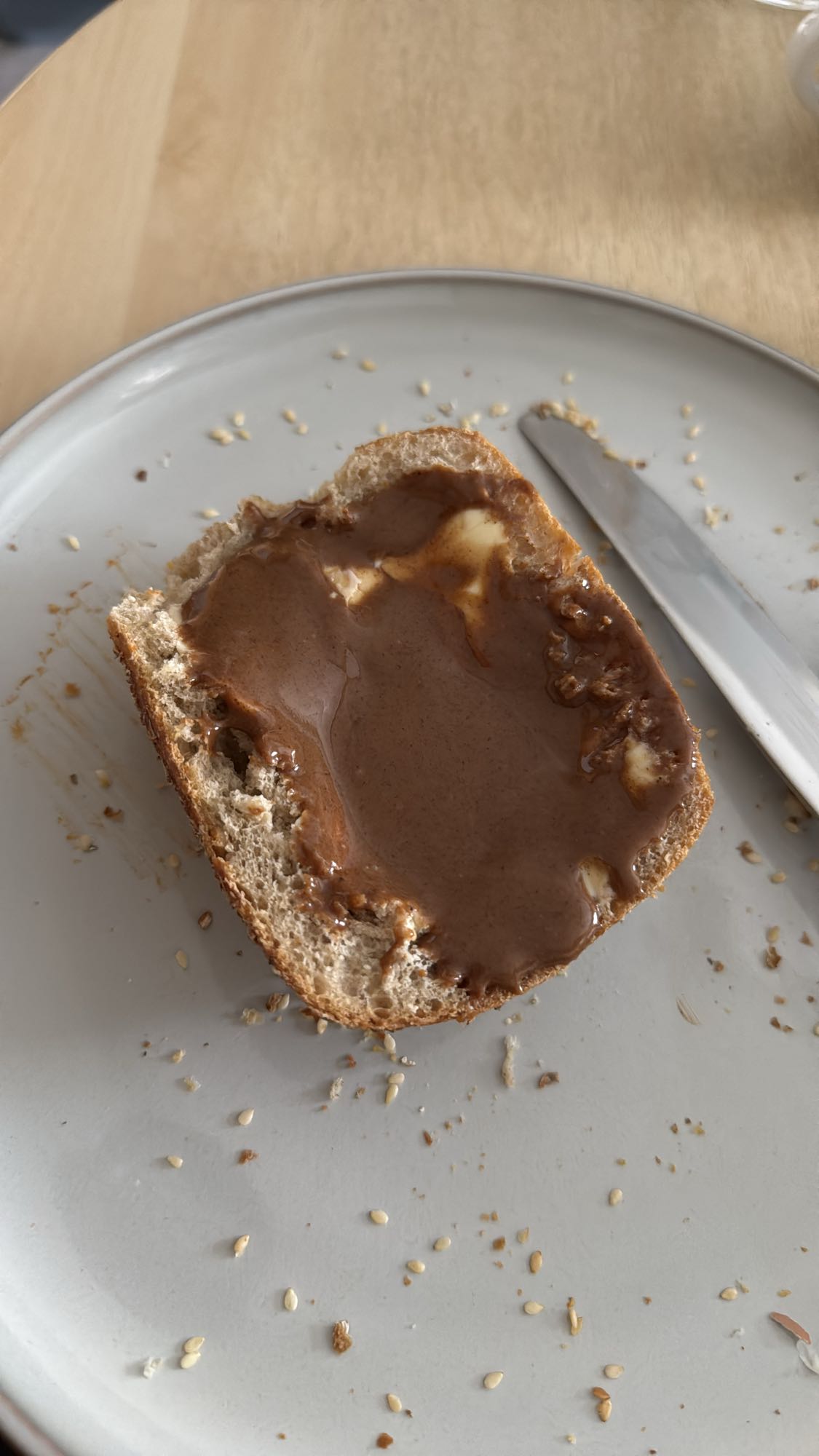 1/2 Vollkornbrötchen mit Butter und Mandelmuscreme
