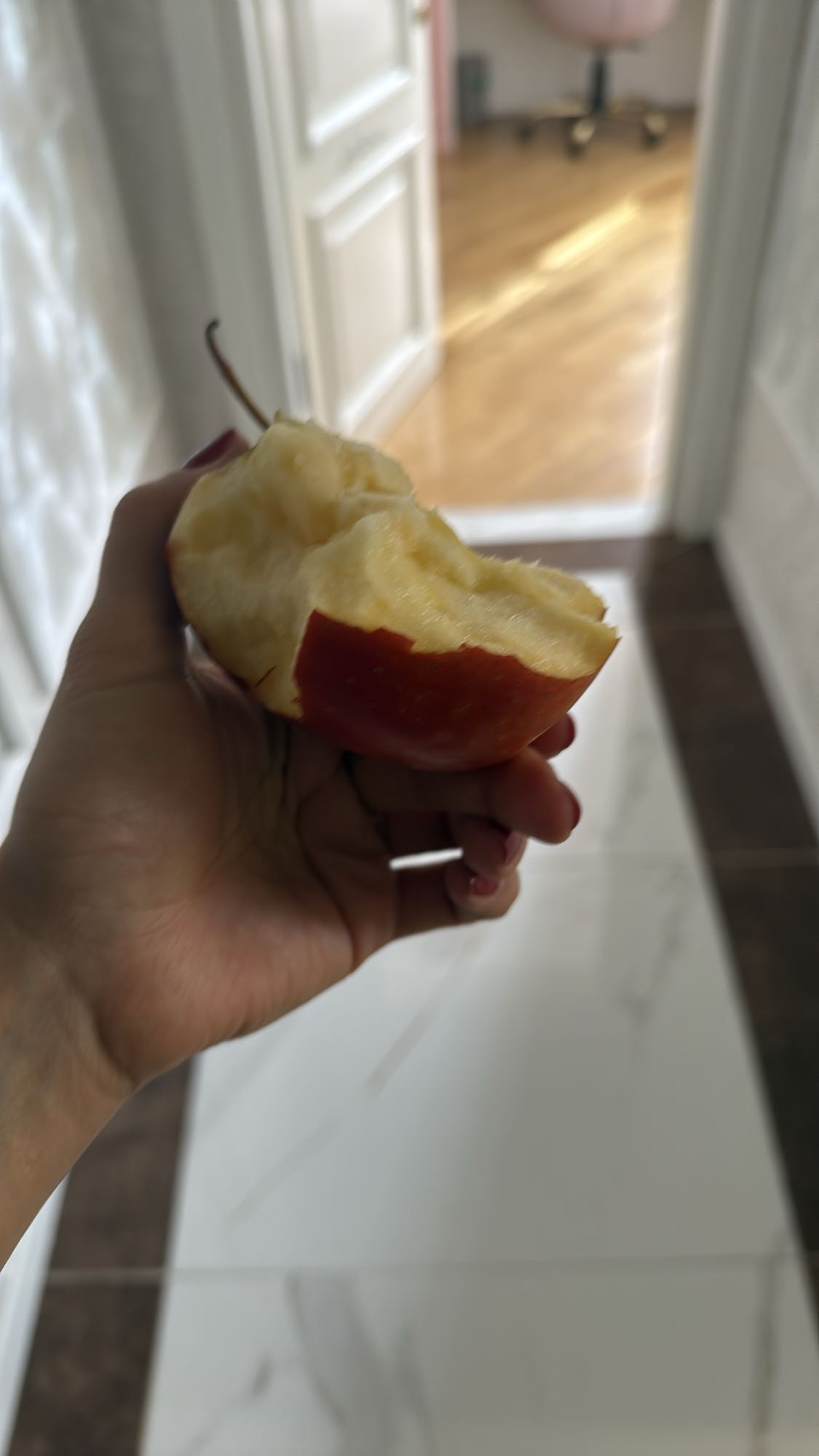 надкусанное яблоко