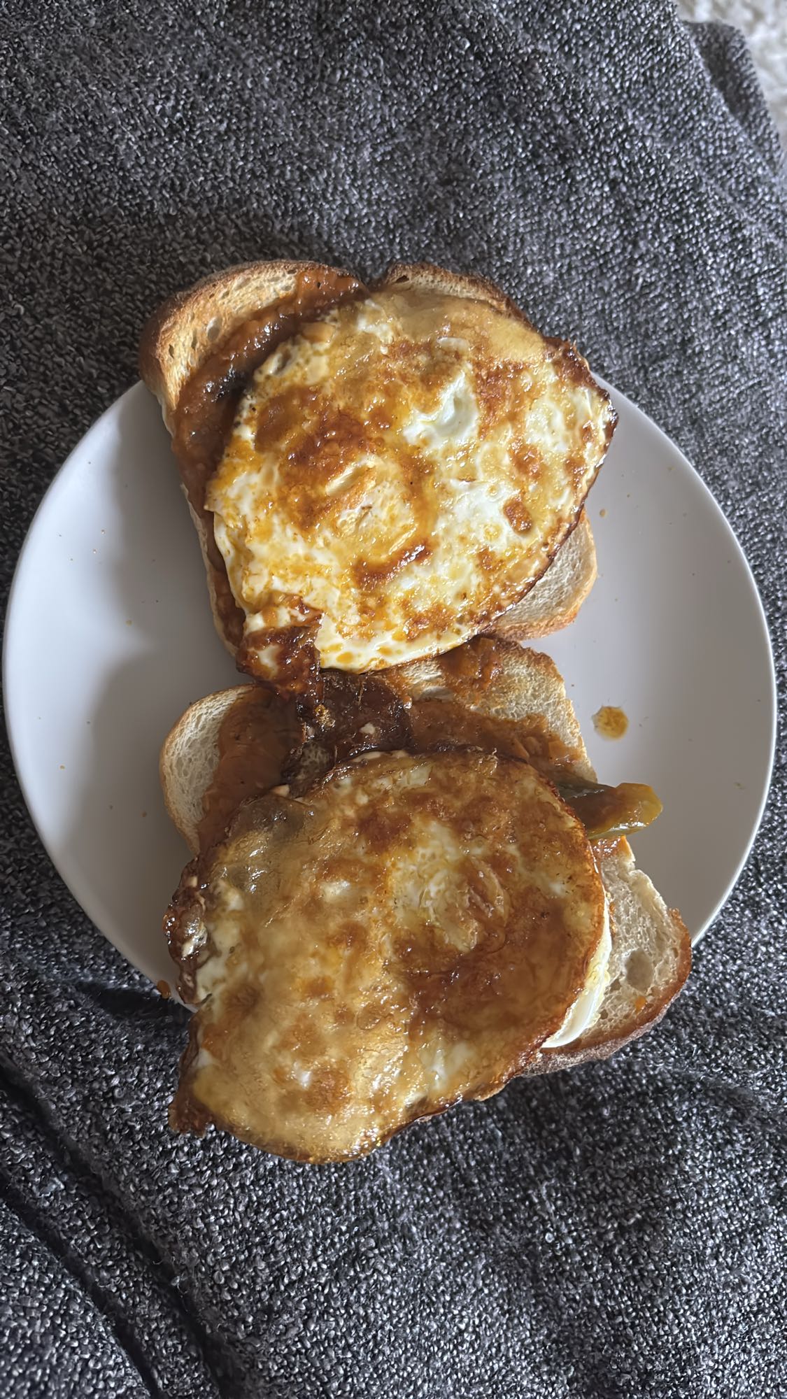 Stekt ägg på rostat bröd