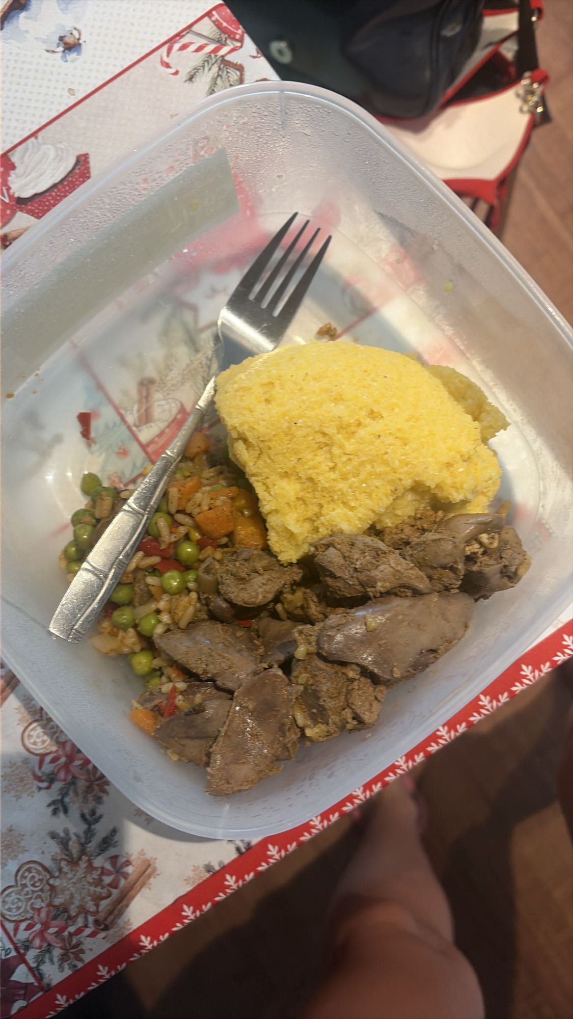 Ficăței la tigaie cu legume și mămăligă