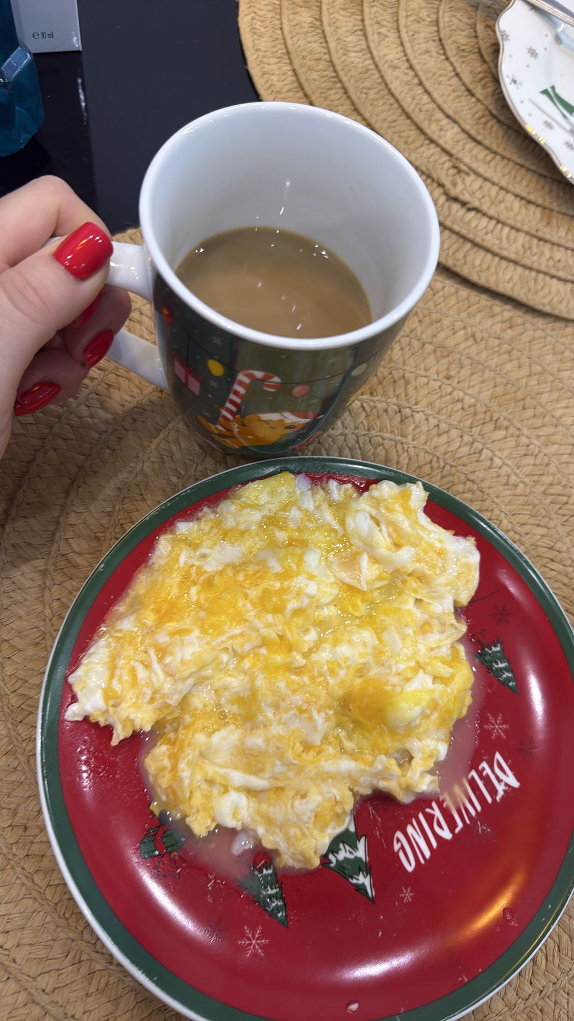 Jajecznica i kawa z mlekiem