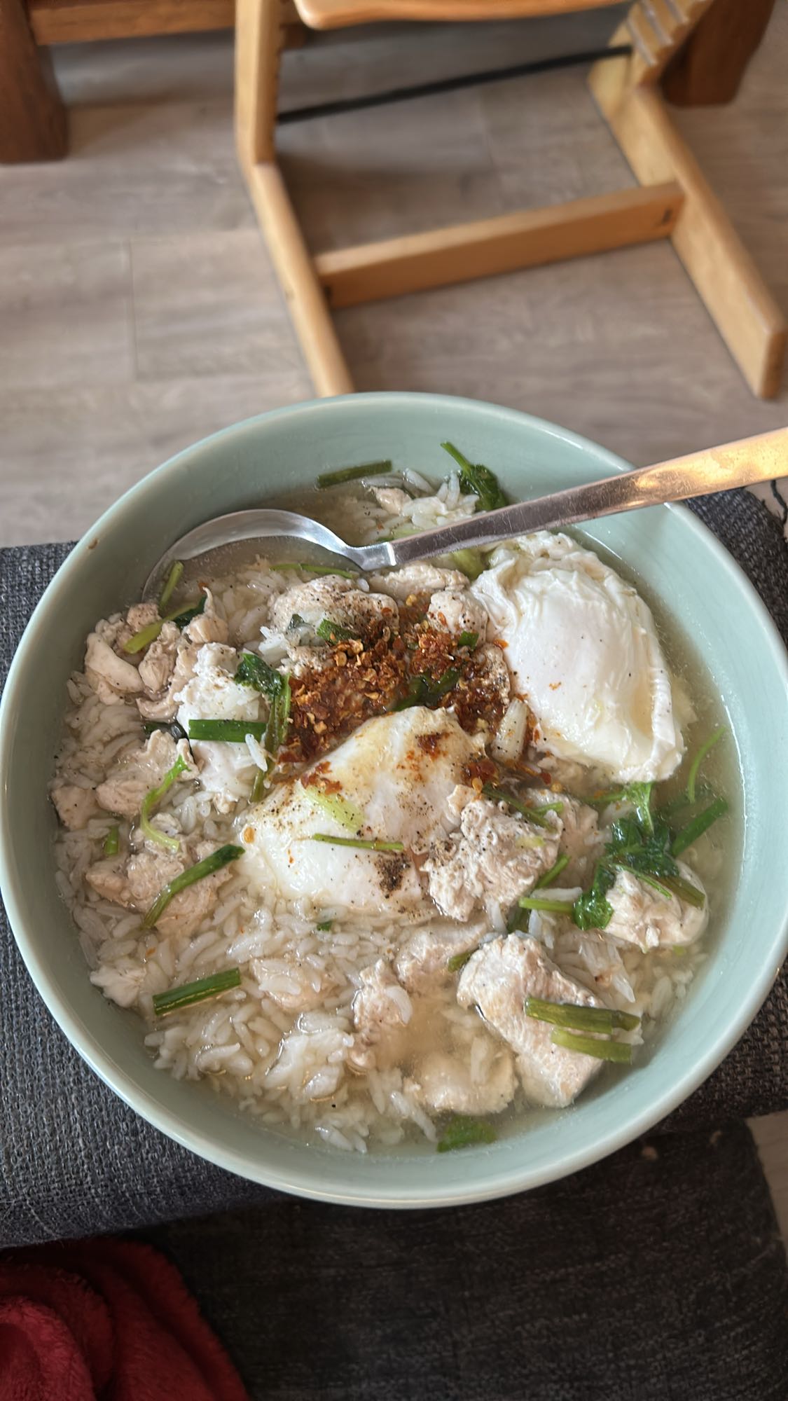 Kyllingsuppe med ris og egg