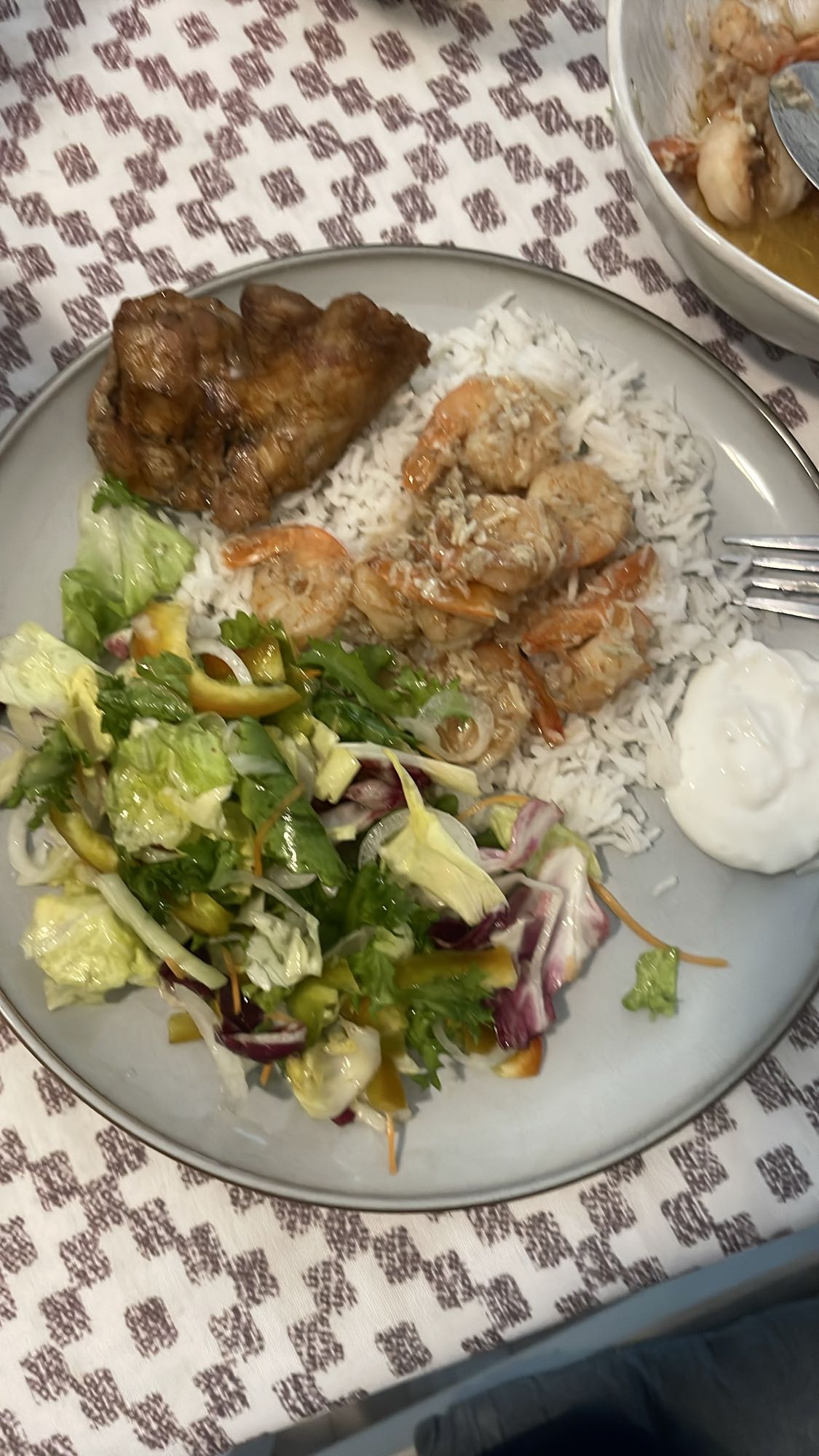 Pui, creveți, orez și salată