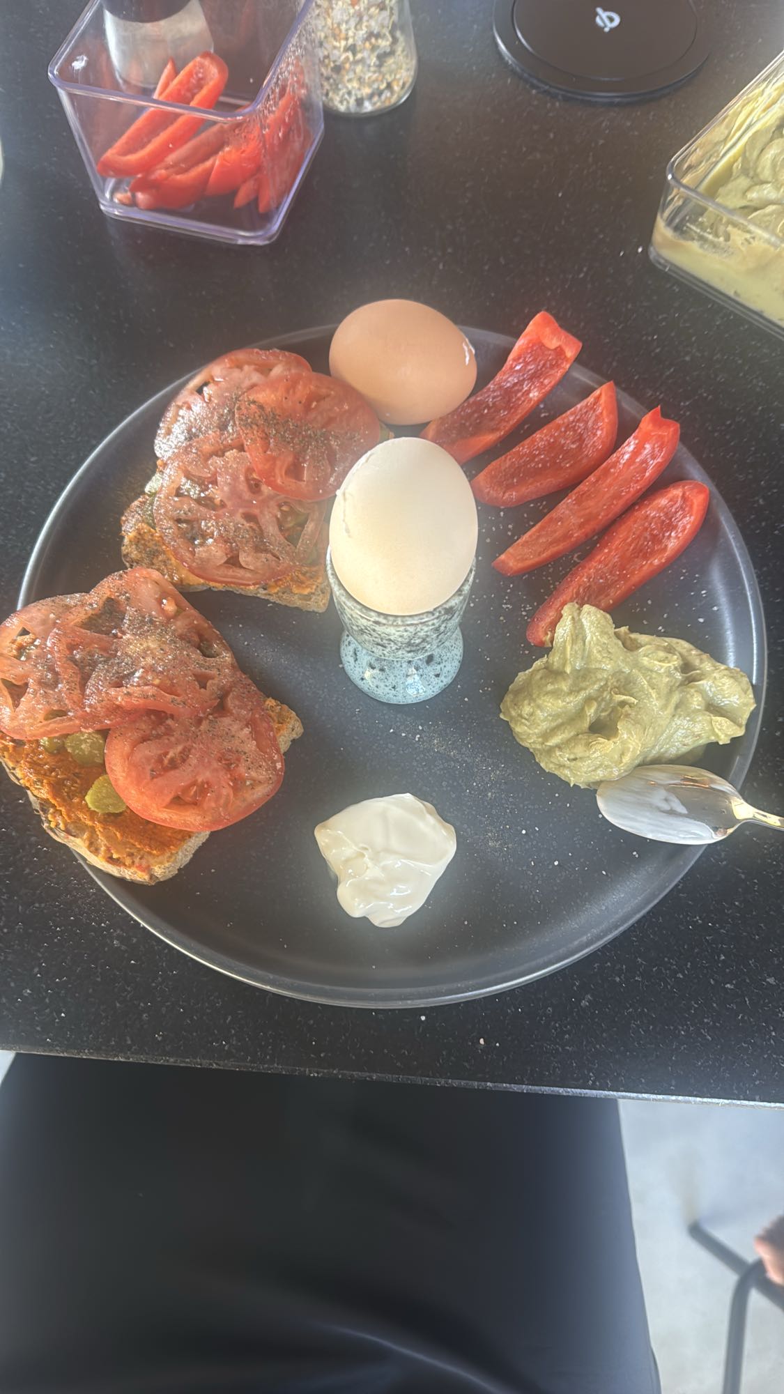 Jajko z warzywami i pastami