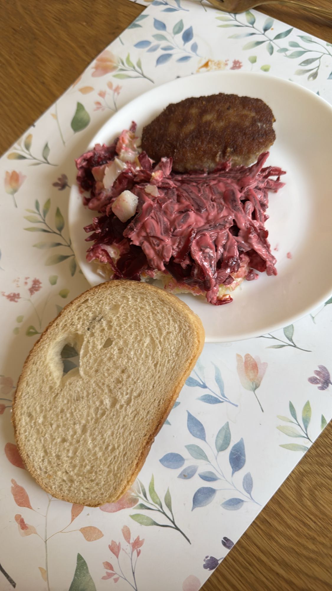 Котлета с салатом и хлебом