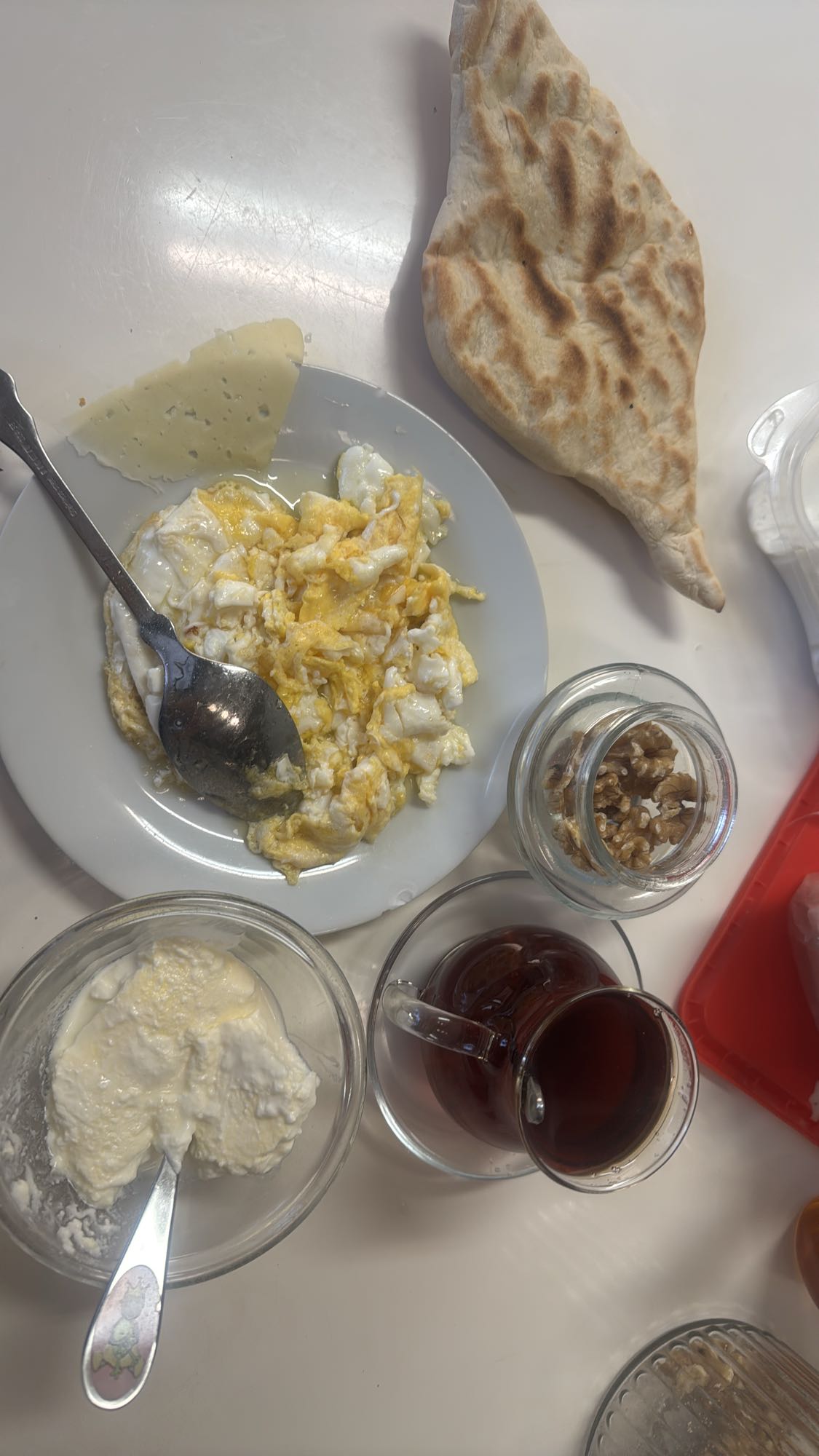 Frukost med ägg och bröd