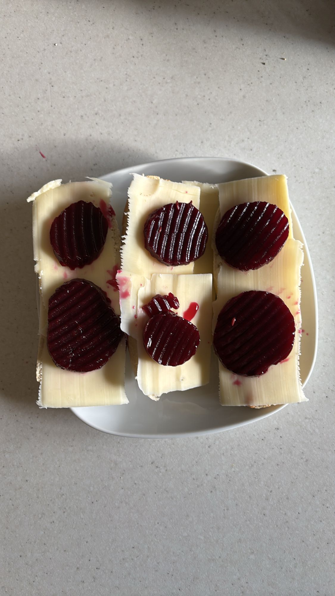 Ostebrød med rødbeter og kaviar