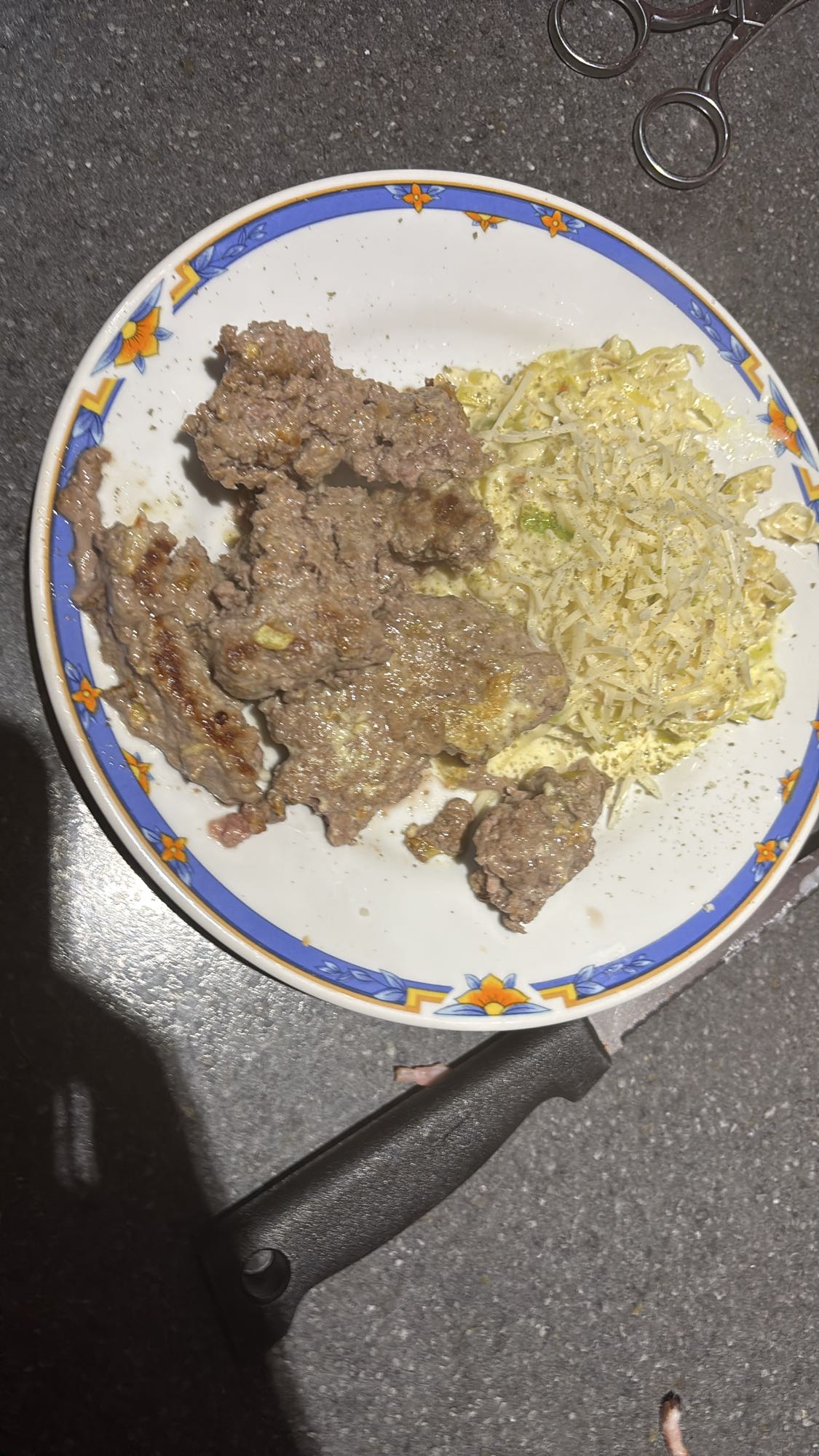 steak haché et salade crémeuse