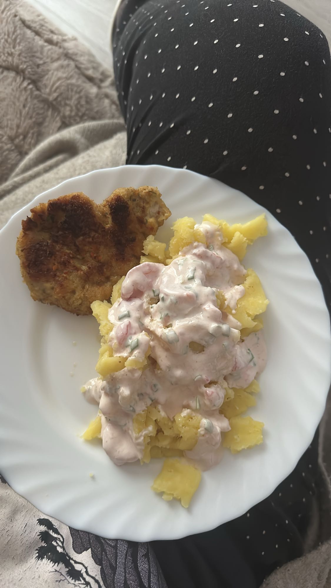 kotlet, ziemniaki, sos jogurtowy