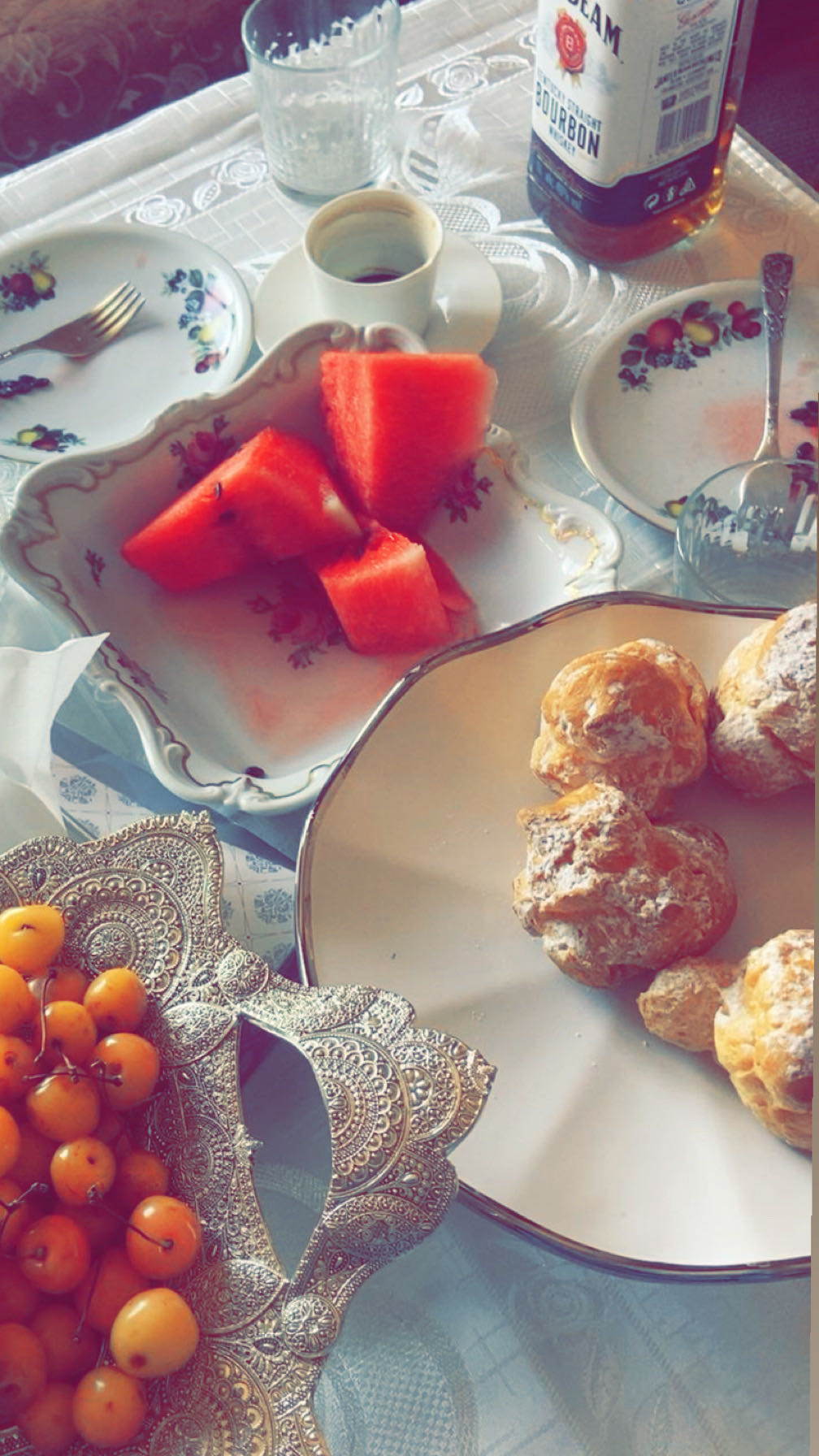 Մրգեր և թխվածքաբլիթներ