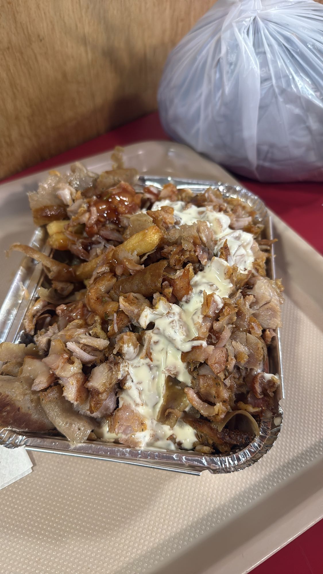 kebab con papas y salsas
