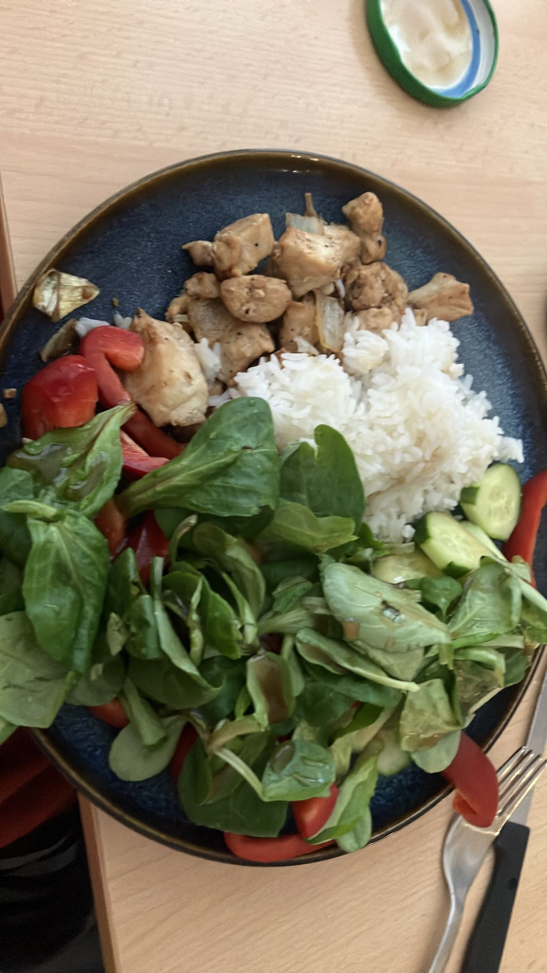 Frango, arroz e salada