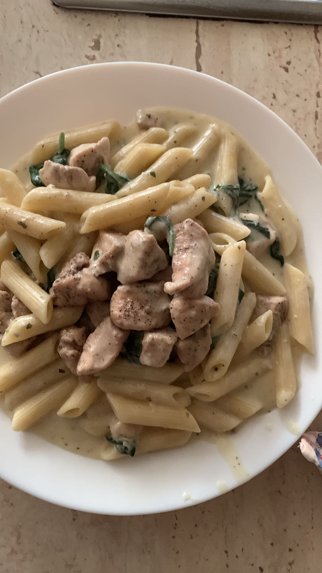 Makaron z kurczakiem w sosie