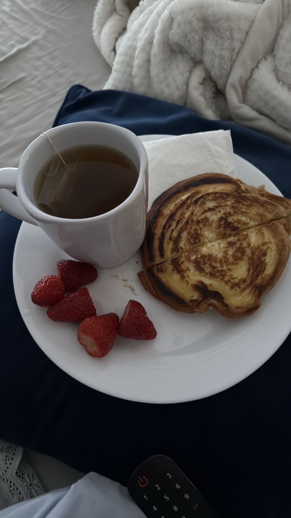 Café com torrada e morango