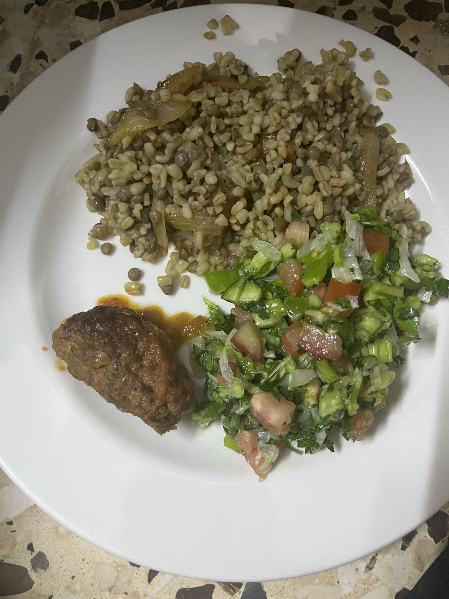 مجدرة وكفتة وسلطة