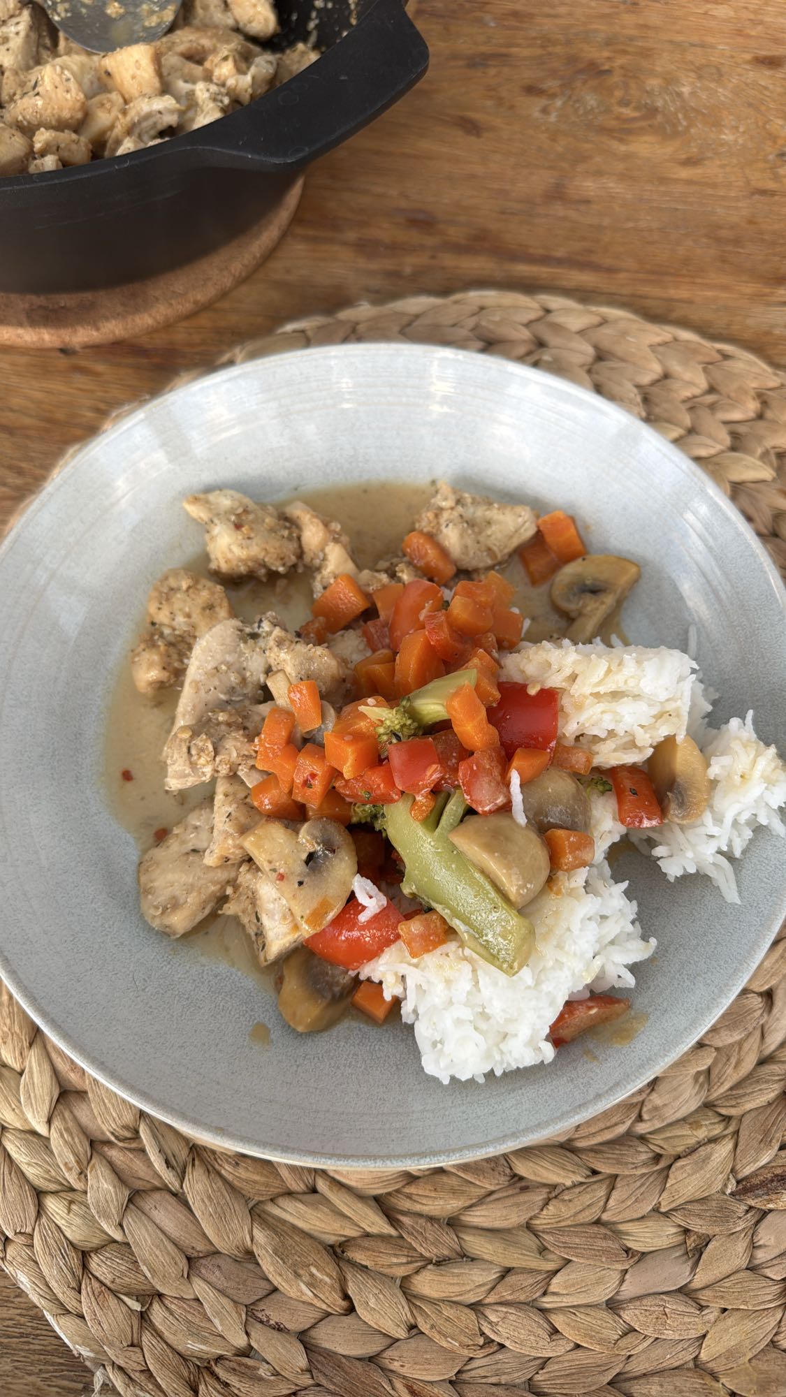 Hähnchen mit Reis und Gemüse