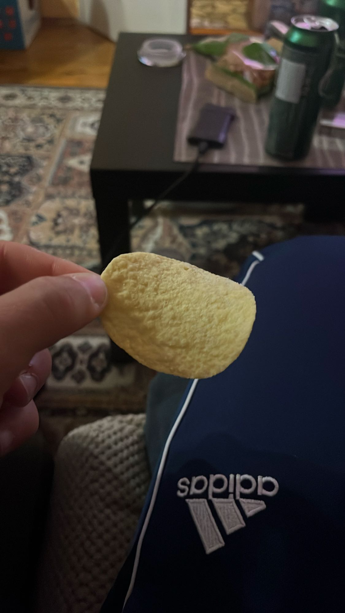 чипс и енергийна напитка