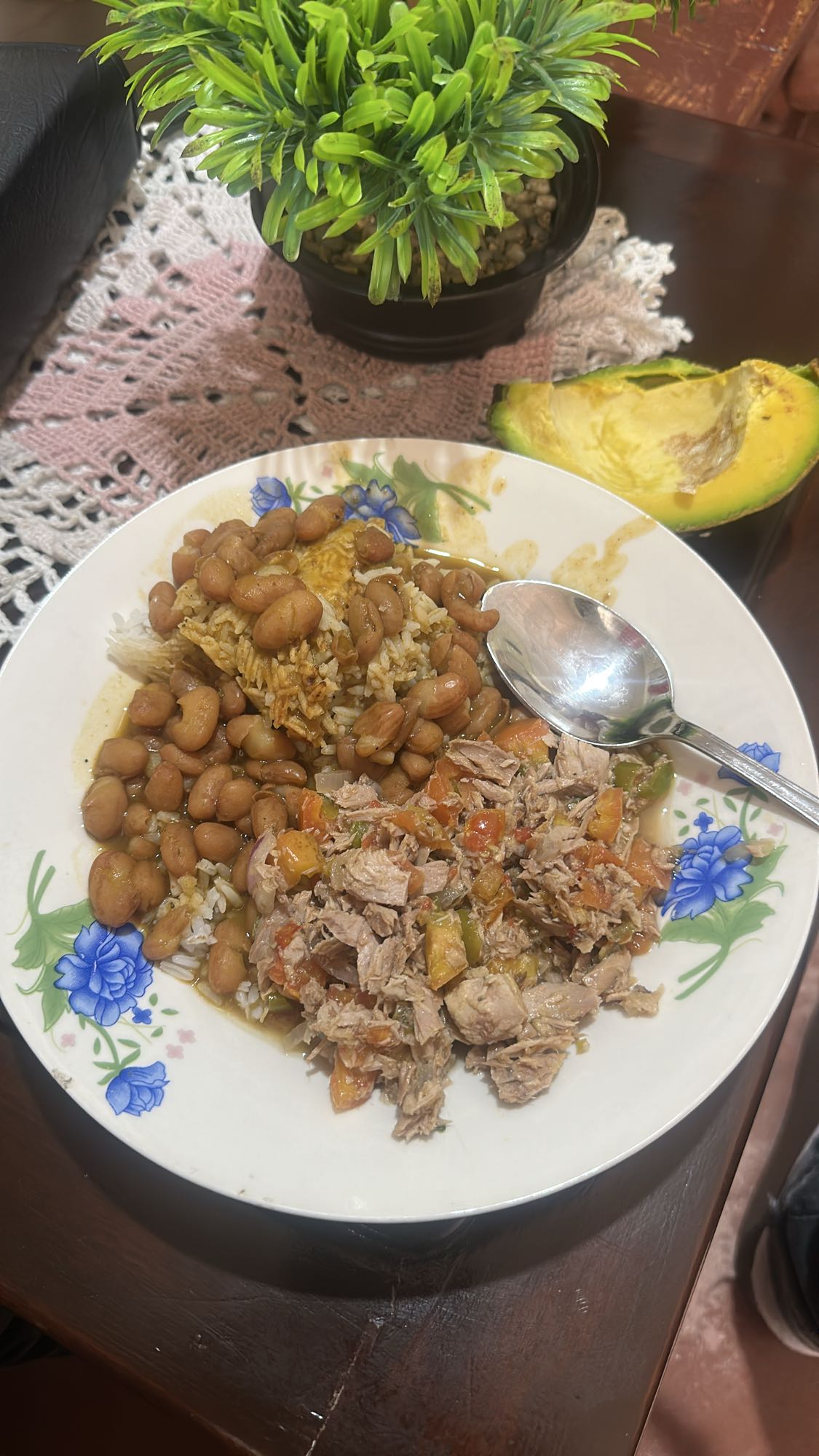 Arroz, atún, frijoles y aguacate