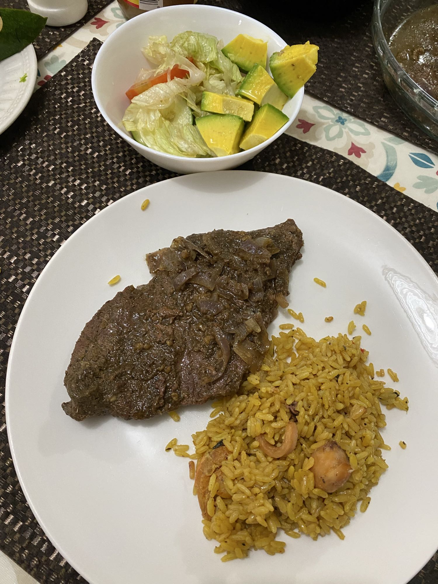 Carne, arroz y ensalada