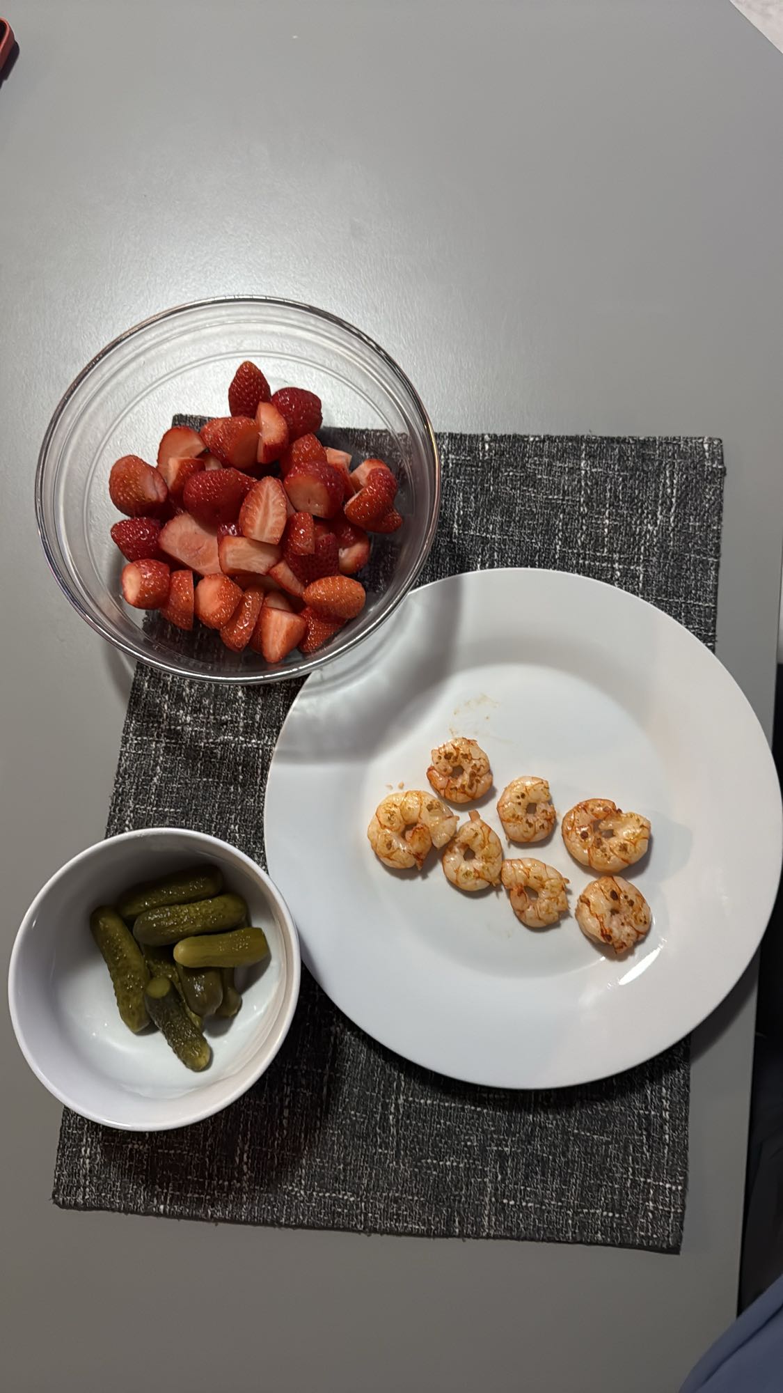 Creveți, căpșuni și castraveți