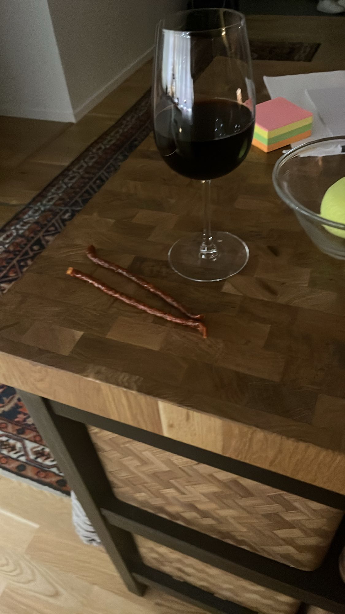 Rödvin och köttsnacks