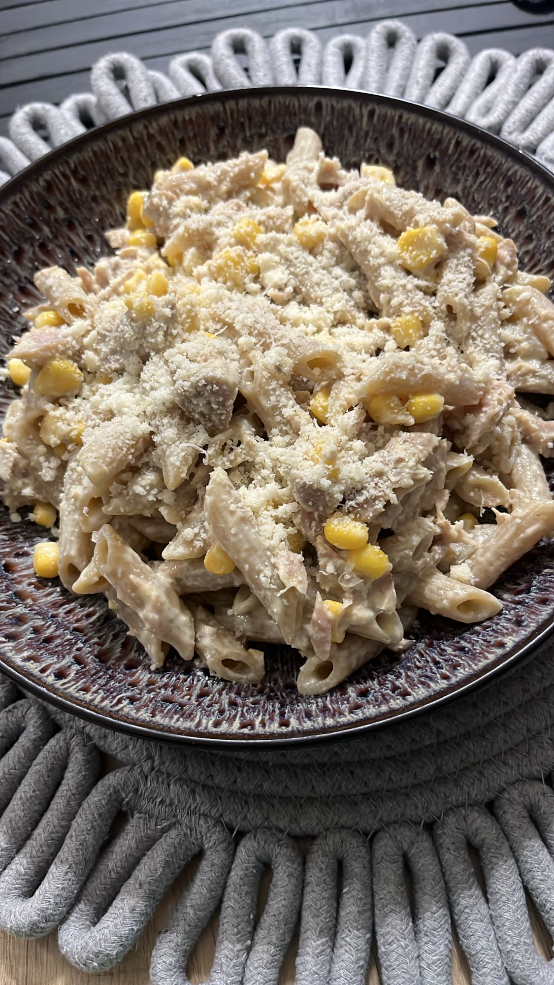 Penne cu ton, porumb și parmezan