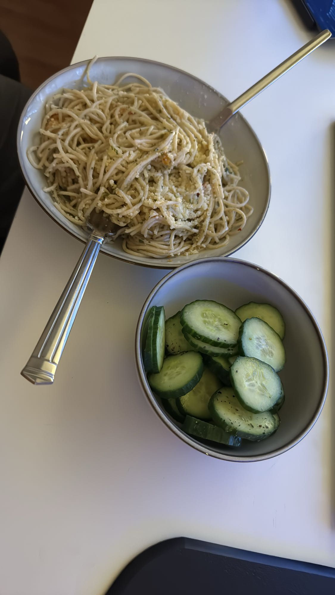 Pasta mit Gurkensalat