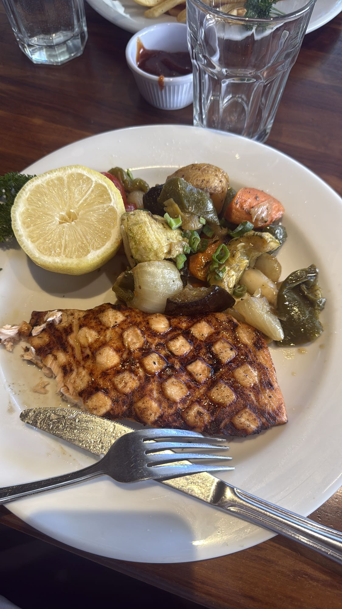 salmón a la parrilla con verduras