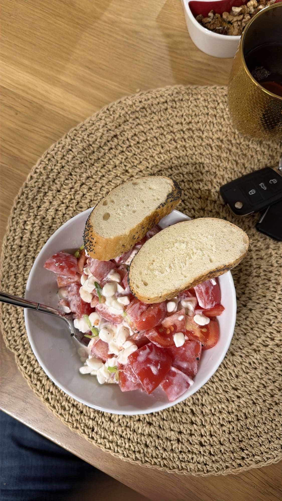 sałatka z pomidorami i twarogiem