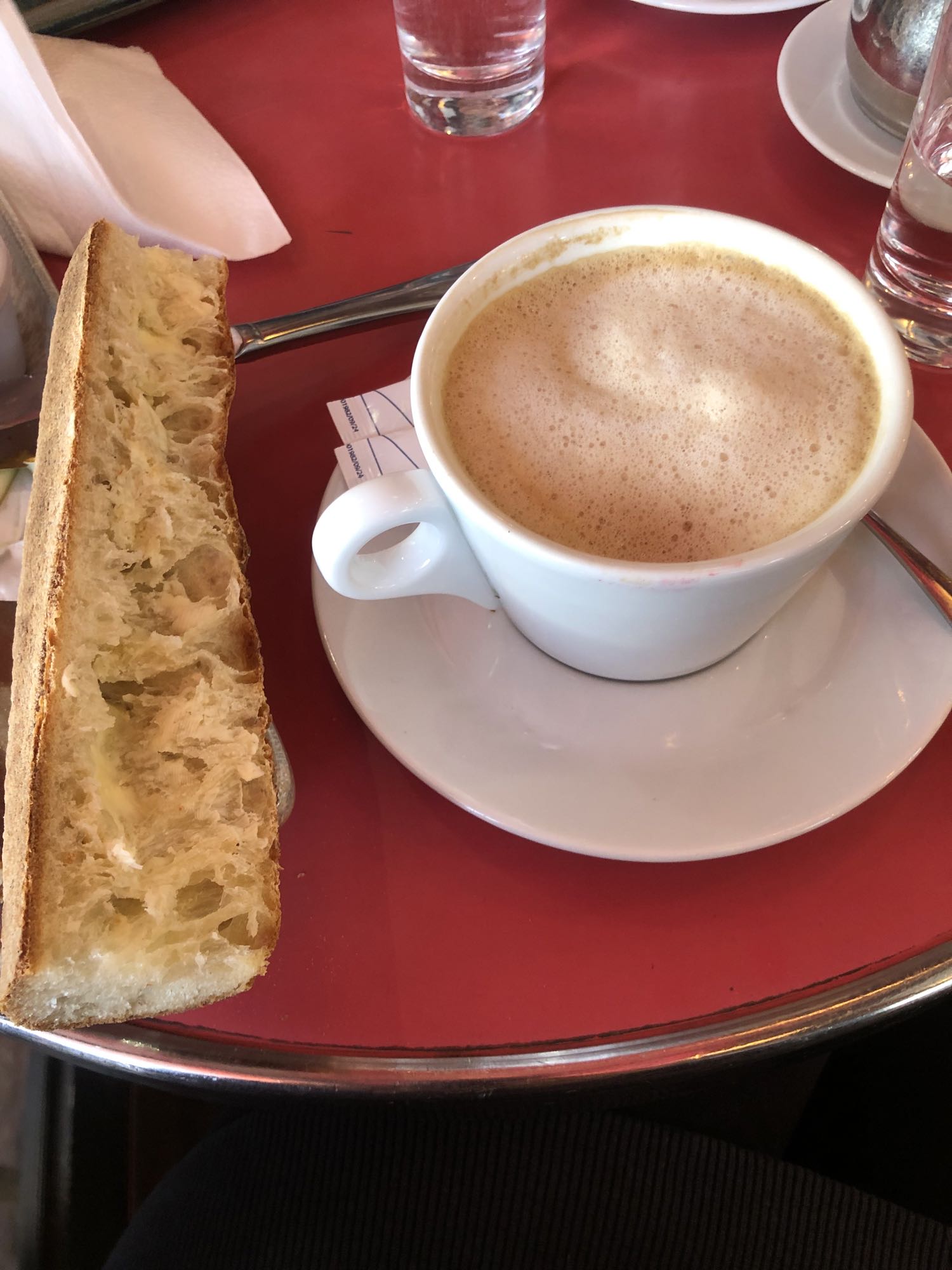 Café au lait et pain beurre