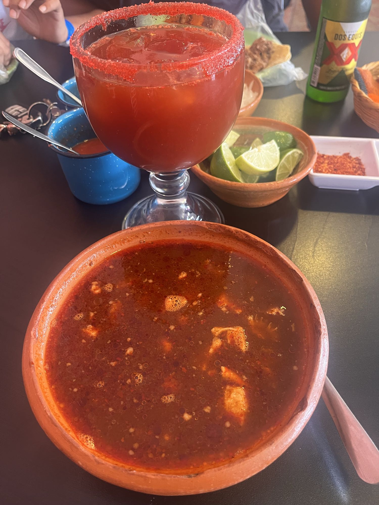 Caldo rojo con michelada