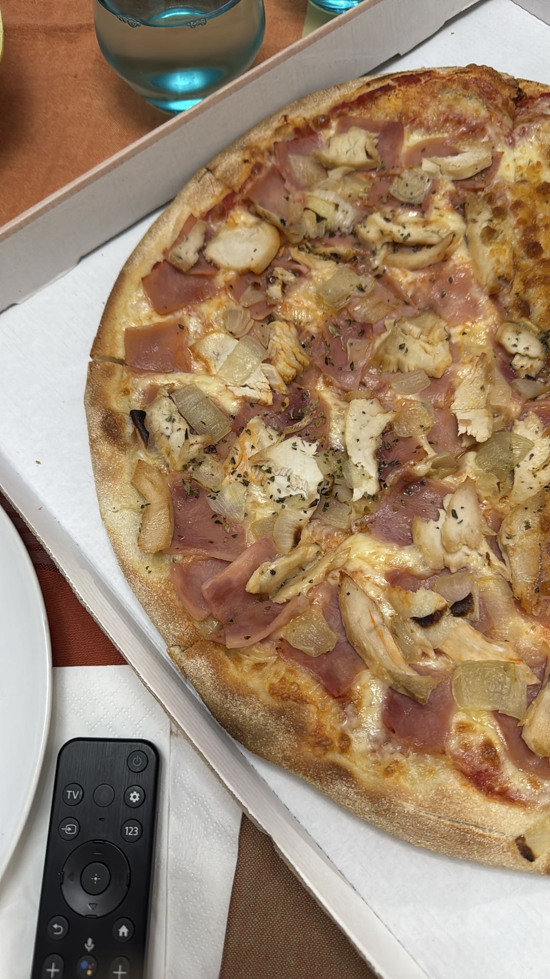 Pizza de jamón y pollo