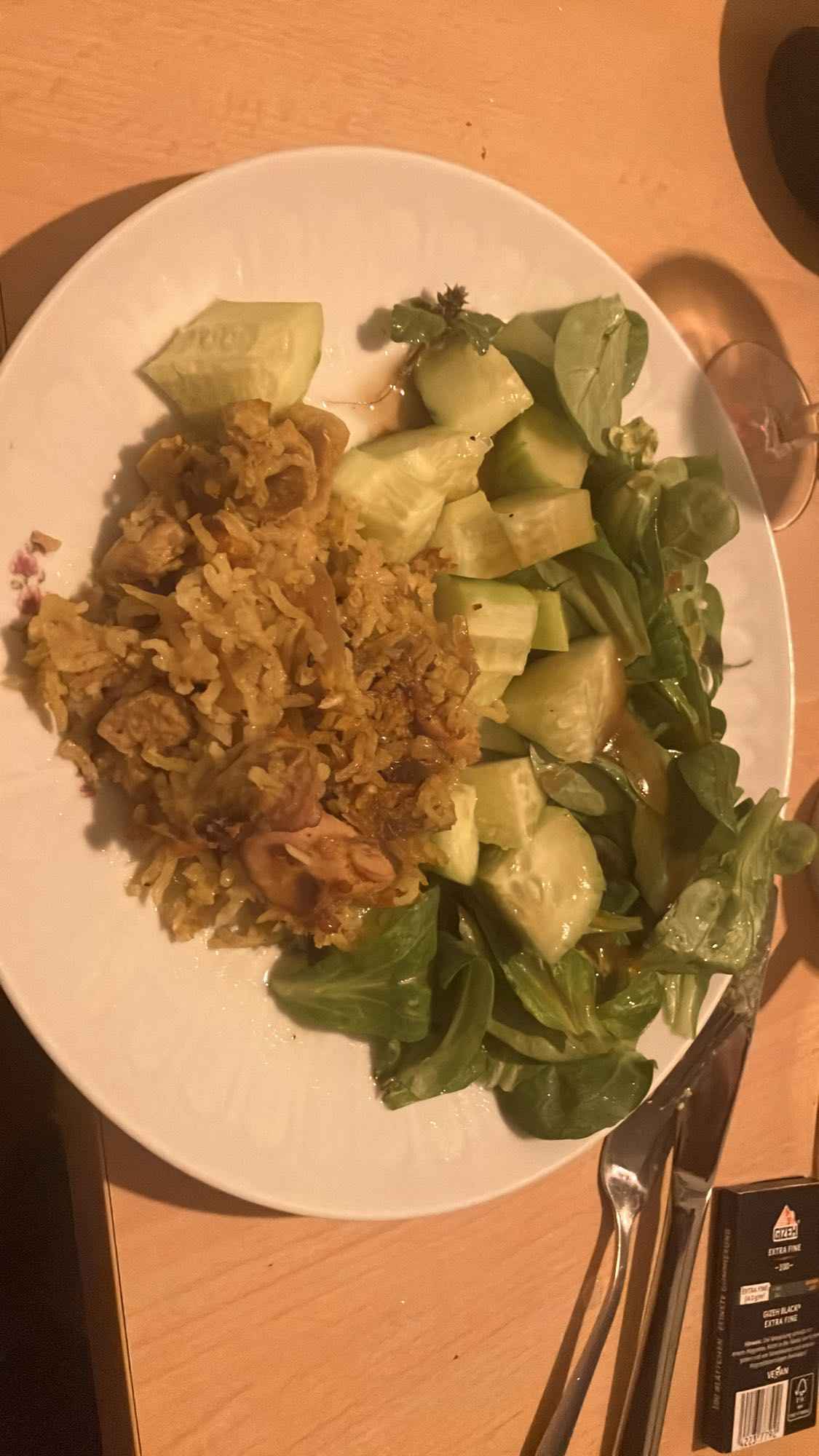 Arroz com frango e salada