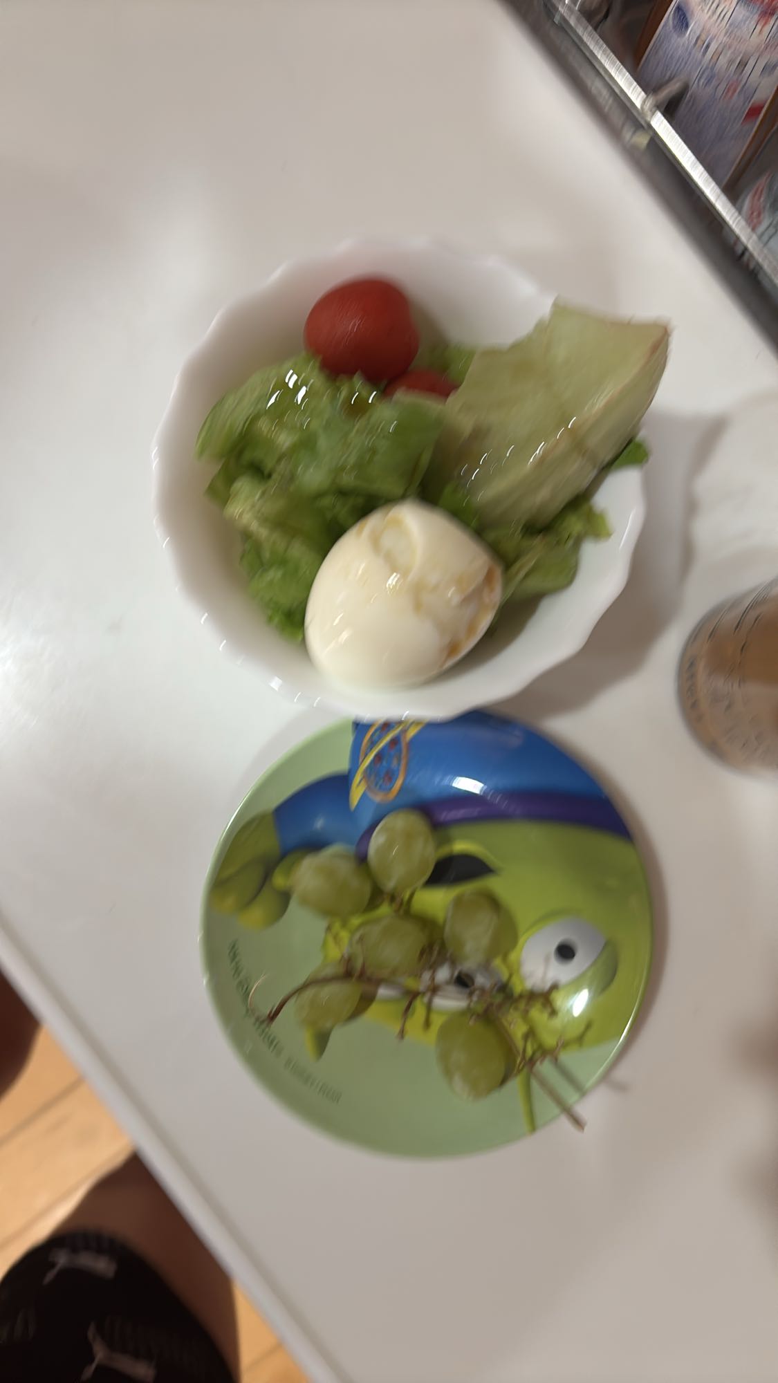 ゆで卵とサラダ