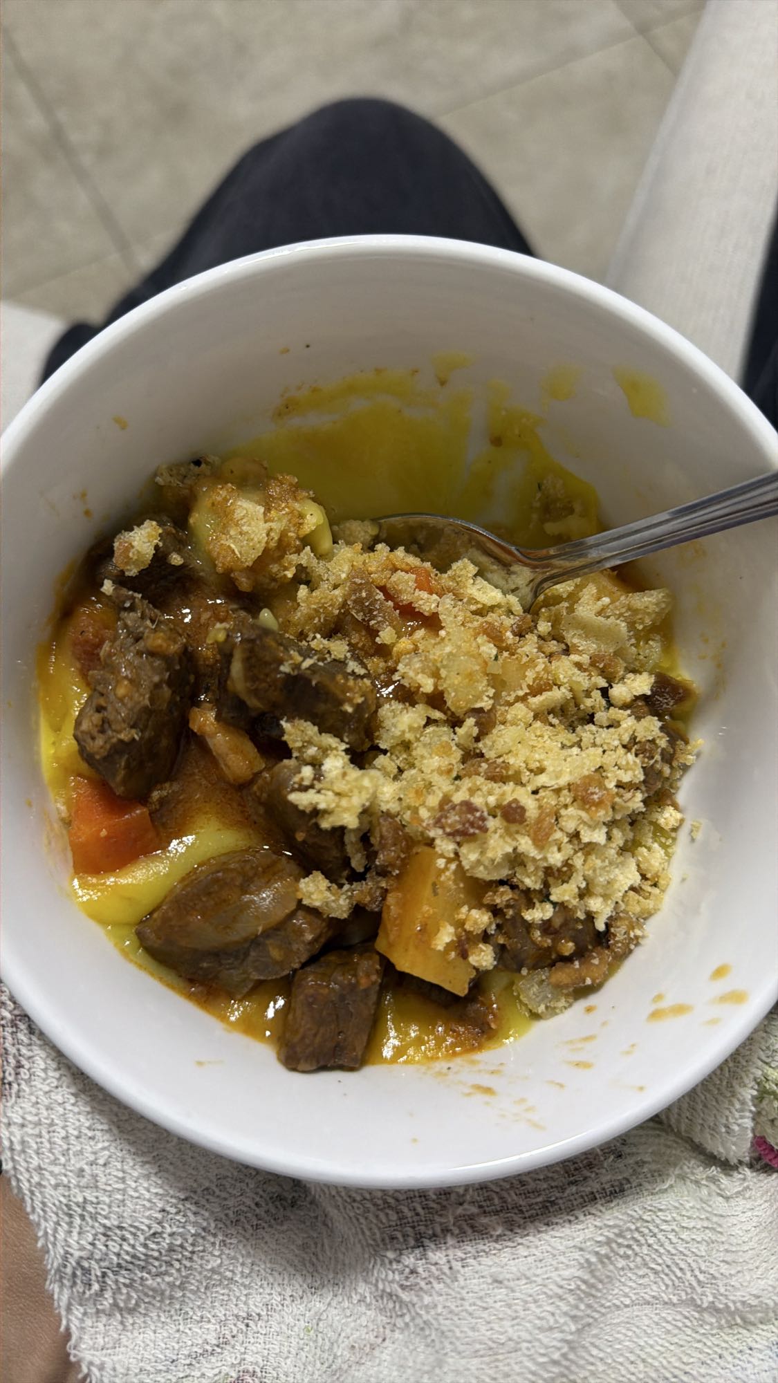 Carne com legumes e farofa
