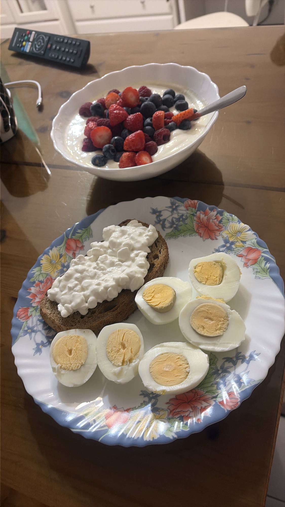 Mic dejun proteic cu ouă și iaurt cu pudră proteică