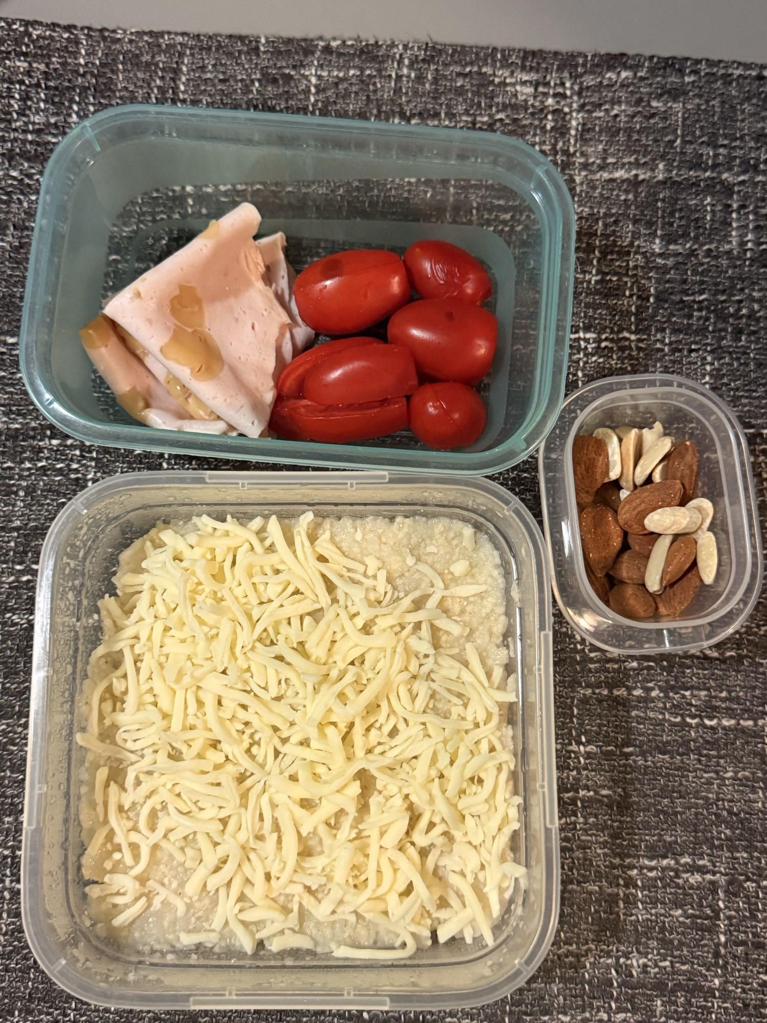 Quinoa cu brânză și gustări